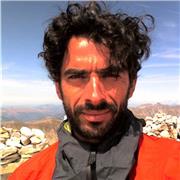 Laureato e con master, impartisce lezioni di Italiano, Storia, Matematica, Geografia a ragazzi delle scuole medie